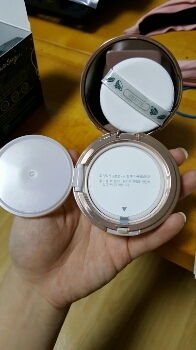 여느 쿠션과같이 퍼프와 저 스티커가 있습니다