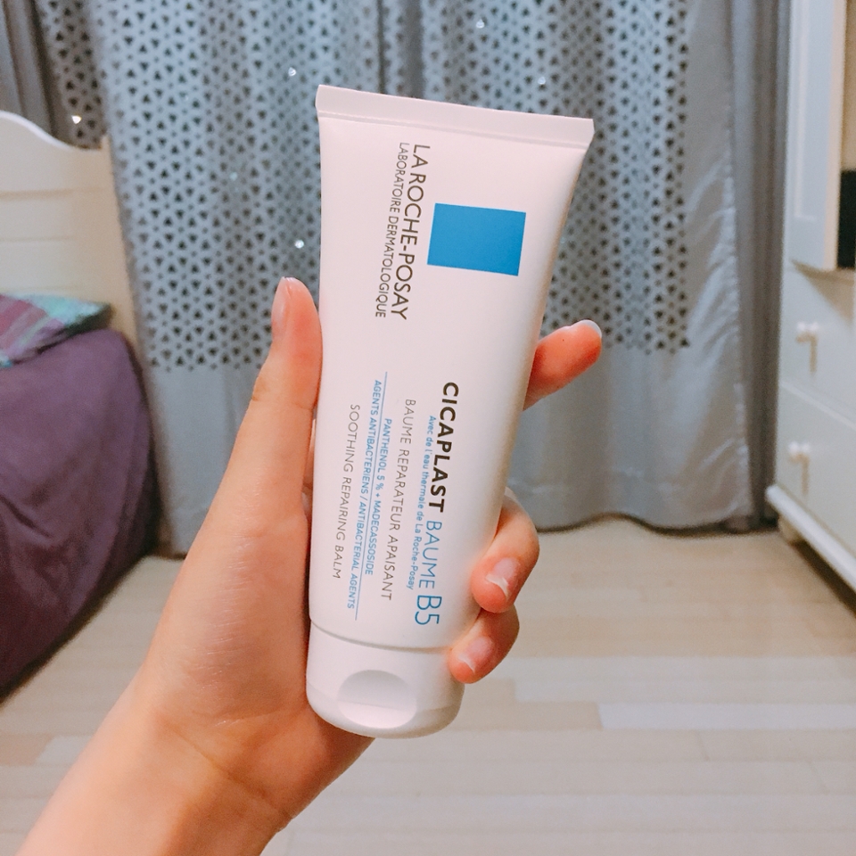 한 손 크기에 잡히고 100mL라서 좋아요
그리고 전체적으로 깔끔하고 외관 재질은 부드러워요