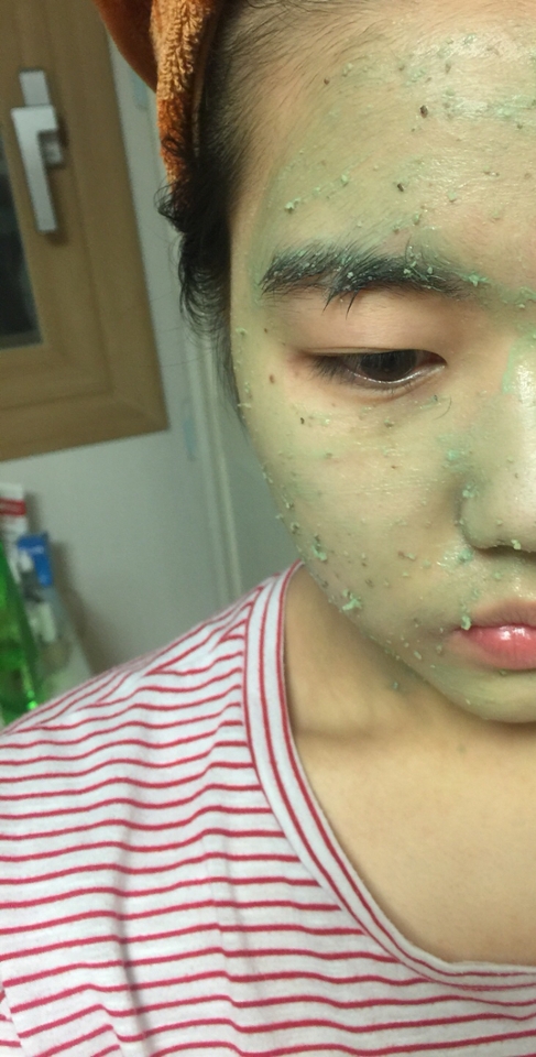 사용법은 토너나 스킨으로 피부결을 정리하시고 이렇게 예민한 눈가, 입가를 피해 얼굴이나 앞가슴이나 등에 발라주신 후 5~10분 후에 가볍게 문지르며 헹궈주시면 됩니다:))