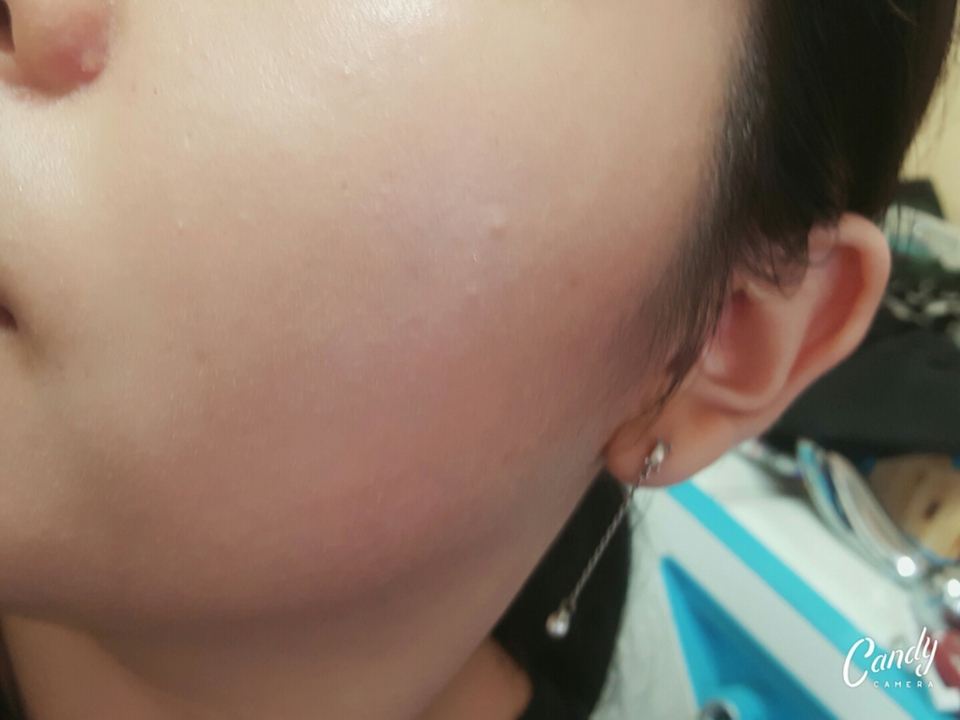 펴바르면 이렇습니다!!
커버력 꽤 괜찮고 발림성도 좋고 진짜 맘에 드는거같아요
자주 쓸것같아요