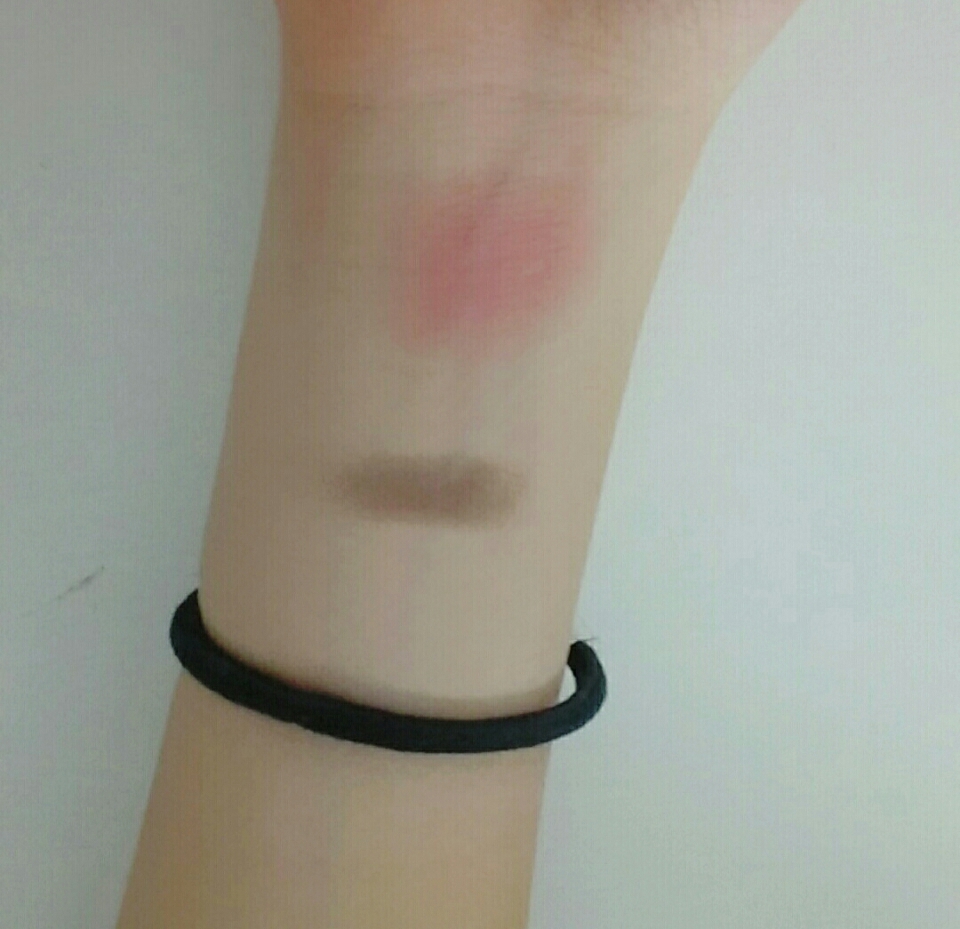 만든 (끊겼지만 자연스럽게) 립 앤 치크 또 섀도우로도 사용가능한 멀티 제품입니다. 발색도 잘되는 연핑크 + 피치색상 입니다 ~(전채적으로 사진이 다 진하게 나왔는데 실제론 연한 핑크피치색상입니다.)