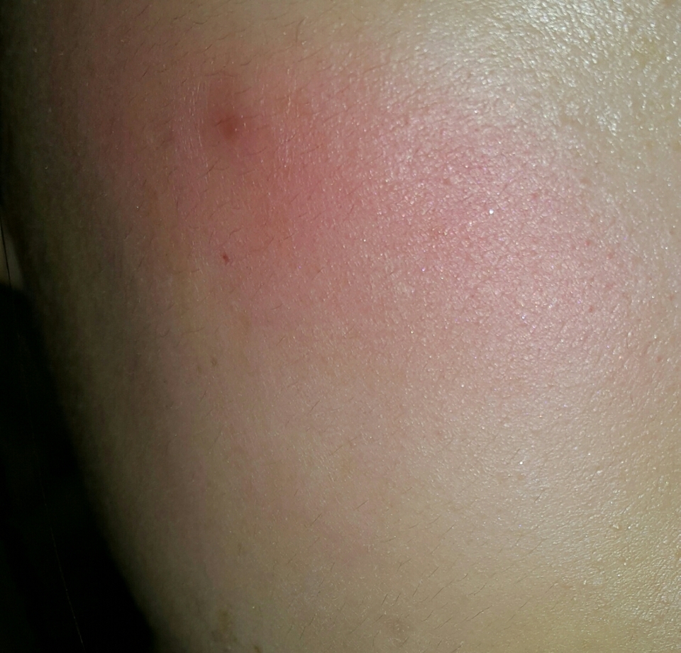 볼에 발색해서 플래쉬를 켜고 사진을 찍어봤어요!
사진 찍었을 때 보이게 하기 위해 발색을 강하게 했어요! 참고해주세요ㅎㅎ
섀도 발색이 워낙 강해서 살짝만 발라도 색이 예쁘게 잘 올라왔어요~
