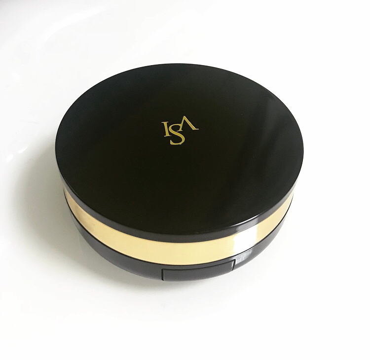 와,, 케이스 진짜 영롱하죠 !!
로고만 없으면 입xx랑 쿠션 케이스랑 비슷한거 같기도
하고.. 아닌가? 😂
케이스는 깔끔하고 고급스럽게 로고가 뙇 박혀있습니다