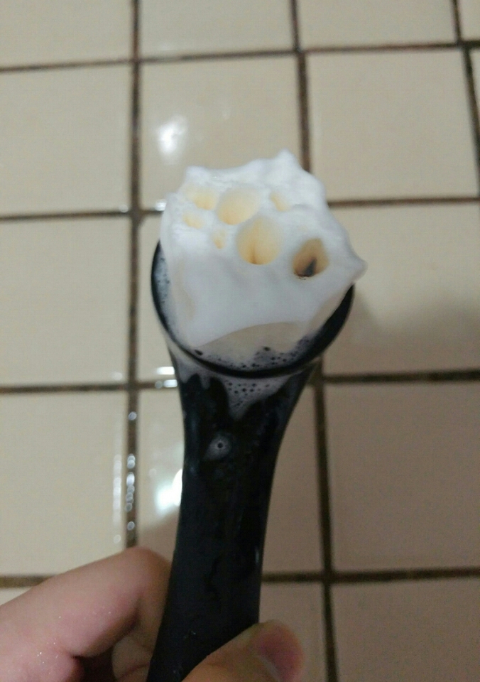 이렇게 거품이 진짜 잘나요!!
그리고 뒷쪽 실리콘 브러쉬로는 코쪽에 피지나 각질이 나는 부분에 해주면서 관리 가능합니다!