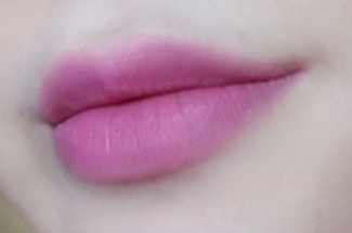 이런 흰끼 많이 도는 핑크색은 쿠션으로 색을 죽여놔야 뽀오얗게 올라가요

(저는 이런핑크색이..안어울리는거같아요^^..하지만 이쁘니 바르고싶고..그래서 바르고 다닙니다.^^톤이 뭐가 중요하조?하하하하)