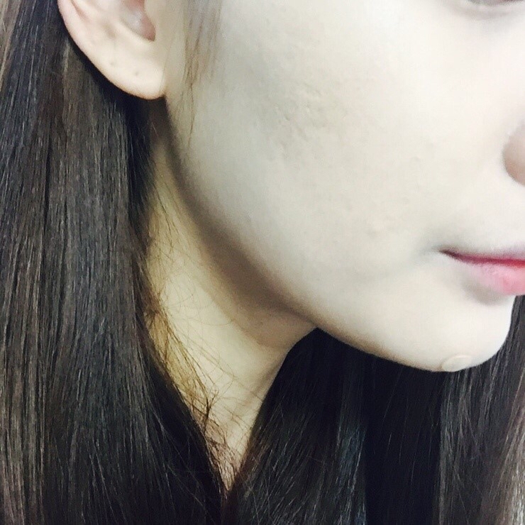 #컨실러

커버가 필요한 잡티부분에 "컨실러브러쉬" 를 사용해서 얇게 올려주세요!