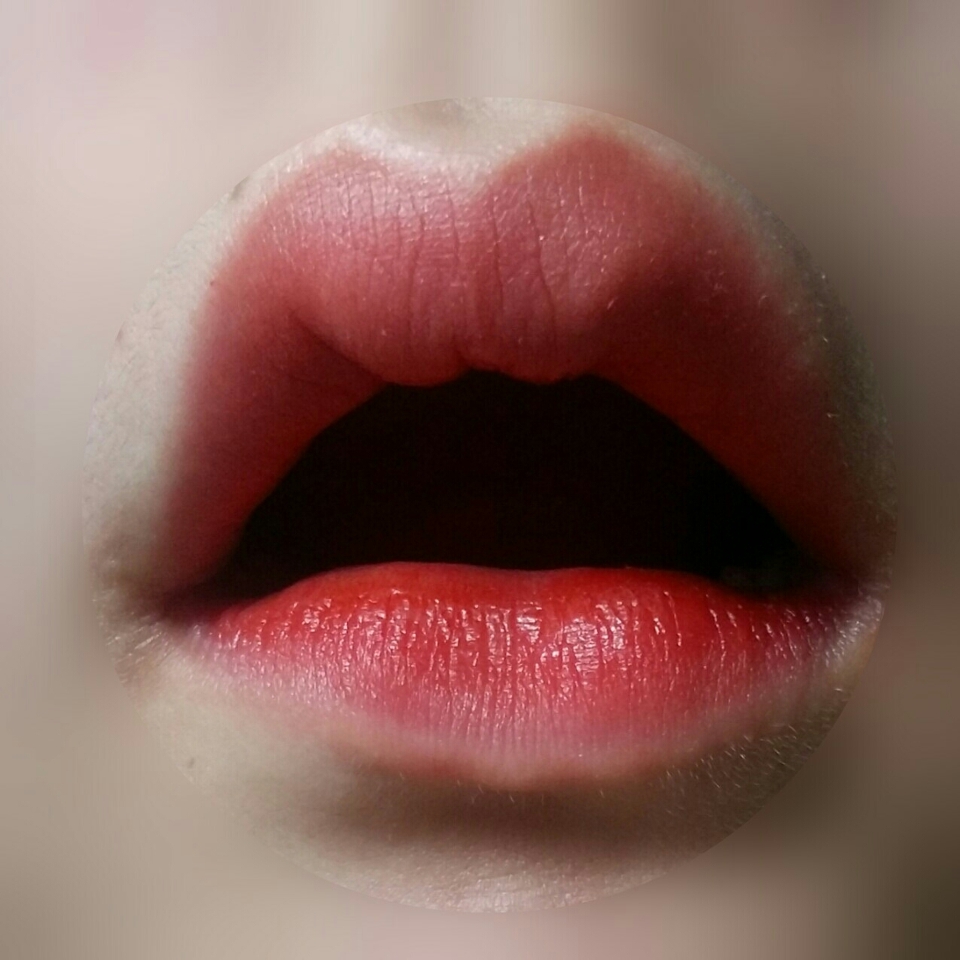 이거는 휴지로 입술닦아낸거에요!!저는입술각질이별로없어서유리알광택이조금은 부담스러워서 휴지로살살닦아내면서 써요!!그러면 오렌지가좀많이감도는 색상이되더라구요~~~



리뷰챙겨봐주신여러분들 댓글과 팔로우, 좋아요꼭꼭 눌러주시기!!잊지마세요!!!!