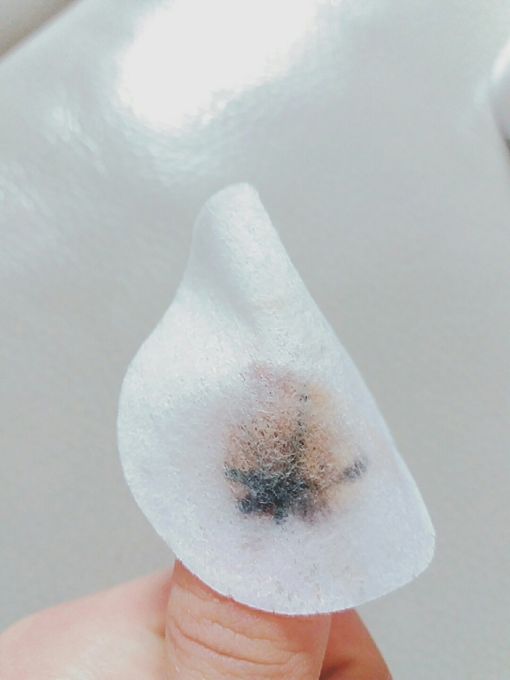 매니큐어를 칠한 손톱위에 패드를 10초정도 올려놓은후 지그시 문질러주세요!