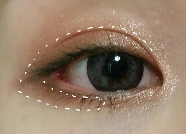 전체적으로 테이크댓을눈앞머리까지 넓게 발라준뒤 점선으로표시된선까지 시빼테를 블랜딩하여 발라줍니다!