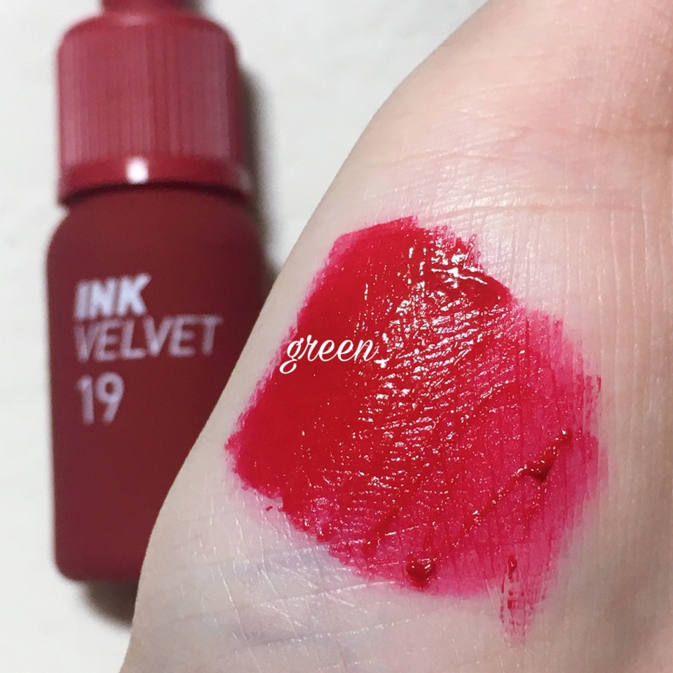 * 19호 나심저격?
: 비비드한 핑크 레드 컬러 립♥
이건 진짜 세상 쿨함 가득한 립이에요!
전 원래 이렇게 선명하고 쨍한 립 컬러를 좋아해서 그런지 가장 눈에 들어오던 색상이었어요. 이건 핑크기가 제법 많이 들어갔는지 핑착이 엄청나요!! 솔직히 클렌징하기 제일 불편해서 그 점은 아쉽기도....ㄸㄹㄹ..