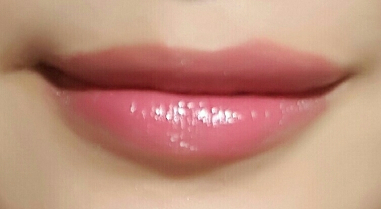 ♡맥 허거블 아웃포패션♡
허거블은 워낙 촉촉하다보니까 립밤수준이에요 ! 음 꾸덕한 무언가가 올라간 느낌입니다. 맥특유의 무거운 느낌 있잖아요?? 생얼일때 이거 바르고 나가면 생기 돌아욧♡