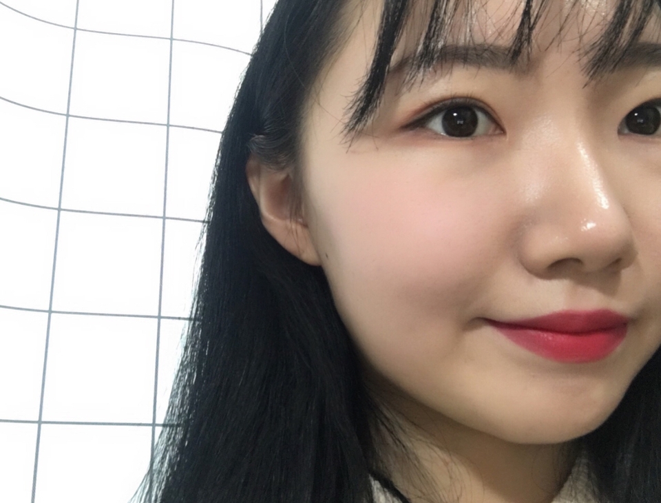 색감이 좀 더 잘 보이시라고 조금 어둡게 찍어보았어요!

얼굴에 굉장히 자연스레 물들어서 부담스럽지 않더라구요! ㅎㅎ


올봄 데일리 블러셔로 추천합니다!!🌸❤️💜👍