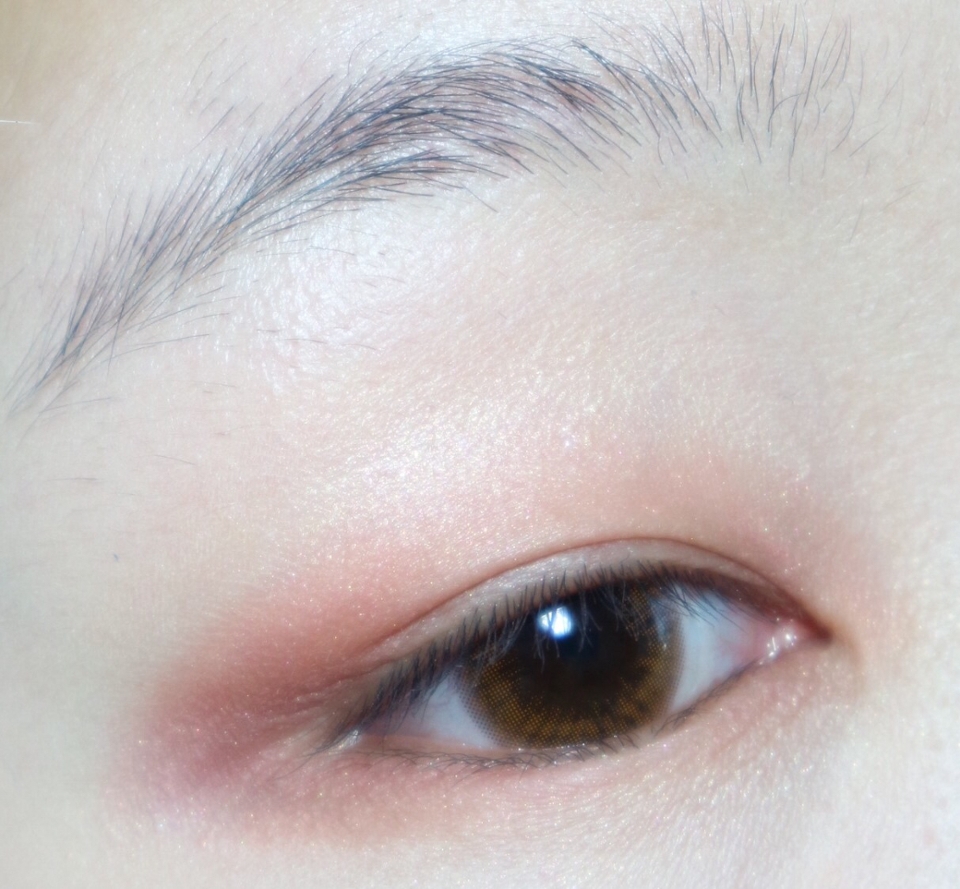 3.더샘 샘물 싱글 섀도우 RD04 드라이 로즈 로 눈 앞머리(아래 위 둘다),눈 꼬리 위아래 사용하여 깊이감을 준다.