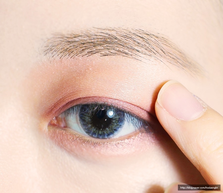 손가락으로 살짝 블렌딩해줍니다

