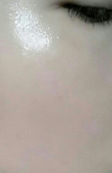 퍼프로 톡톡~
어때요? 촉촉하게 잘 발라졌죠?ㅋㅋㅋ
볼쪽에 잡티가 많은편인데 잘가려졌어요~^^
