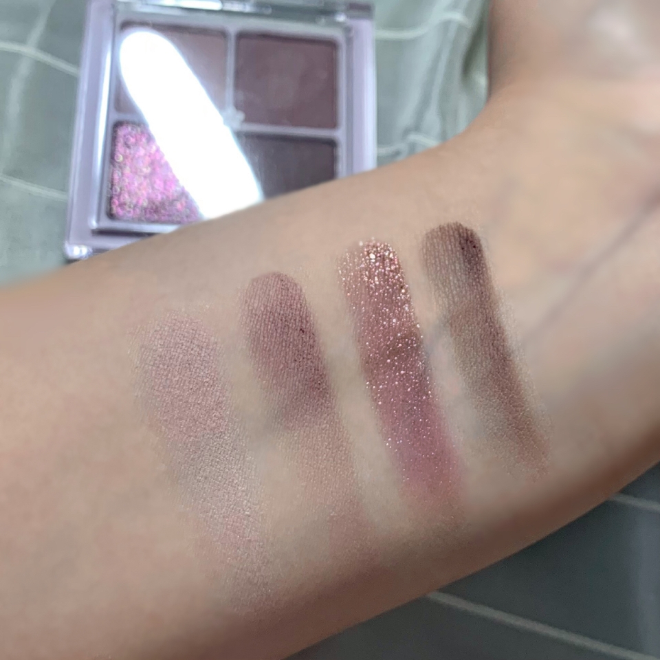 손목 발색샷입니다 🙌🏻
컬러가 레이어드하기 예쁘게 다 짜여 나온듯해서
고민없이 데일리로 슥슥 바르기 좋은 그런 컬러들이에요!
공홈에서 보랏빛 브라운이라고 하기에
브라운 안어울리는 저는 많이 걱정했는데, 브라운 아니고
뮤트 라벤더 계열이라구 생각하심 될 것 같아요 ㅎㅎ
롬앤 섀도우팔레트 하면 저는 바세린 글리터가 떠오르는데
확실히 광도 장난 아니고 밀착력도 좋아서 연신 감탄했어요!