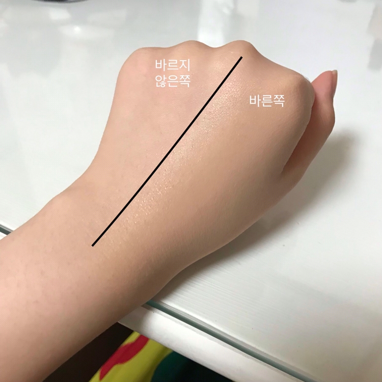 바를때는 보시는 것과 같이 윤광보이시나요?! 
수분감이 엄청 많아서 수부지인 저에게 딱 맞아요! 밀착력있는 제품이고 커버력도 상당합니다. 여드름성 피부지만 한번만 발라도 피부가 엄청 좋아보여요.