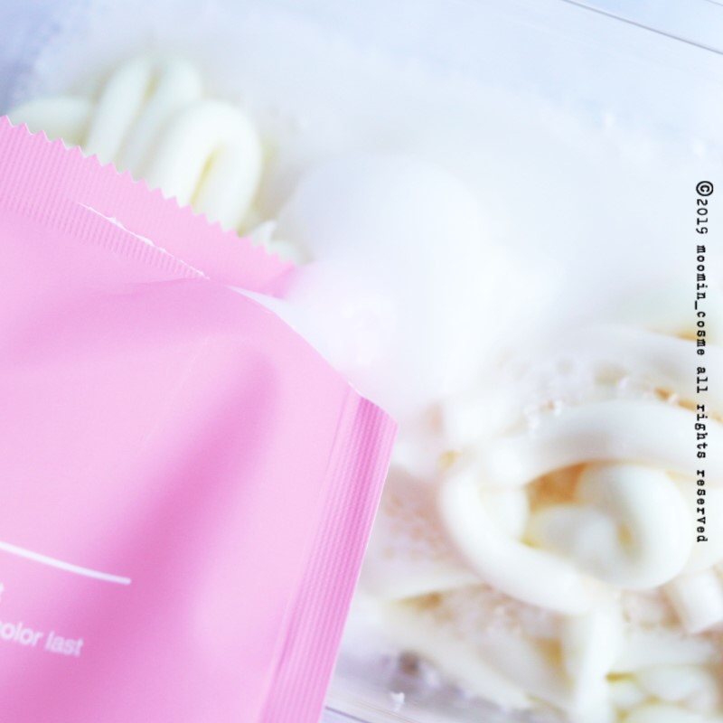 이게 염색약이 네통이다보니 산화제짜고 염모제 짜고 앰플짜고 하다가

셀프염색 하기도 전에 지칠뻔,,,,,

옛날에 셀프염색 할때는 머리가 어깨 위 길이라서

한통이면 충분했었는데 이렇게 긴 상태에서 셀프염색하니 어색, 당황,

​

헤어앰플 > 염모제 + 산화제 믹스믹스 해주시는데

저는 머리에 헤어앰플을 바르고 네개를 믹스하니

세개가 남을거아니에요? 그렇다고 떡칠을 네개 앰플을 떡칠할순없어요?

그래서 앰플 반통정도 넣었어요,,!

​

예전에도 셀프염색할때 저의 팁이였는데

저처럼 긴머리라 몇통씩 구매하시는 분들이라면

헤어앰플 염색하기전에 머리에 도포하시고

반통정도 염색약에 섞어보세요! 이건 제가 드리는 꿀팁!

​

​

모레모에서 추천하는 사용량

단발머리 1개 이상

어깨선 2개 이상

가슴선 3개 이상

​

이상~ 이라고 하는 이유는

개개인마다 숫차이가 분명히 존재해서 그런게 아닐까라고

혜용스는 생각합니다?!

​

​