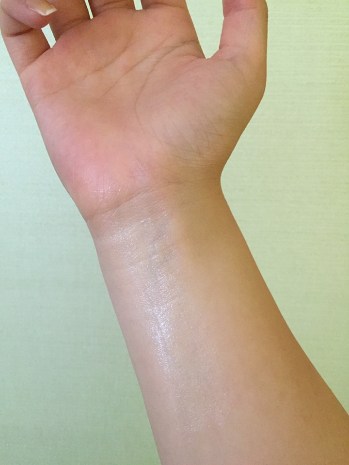 저걸 펴발라주었는대 정말 시원하긴 했어요 피부 온도도 내려줄꺼같아서 정말 좋은거같아요👍👍
다만 사용하실땨 힘조절정말 조심히해주세요!!!