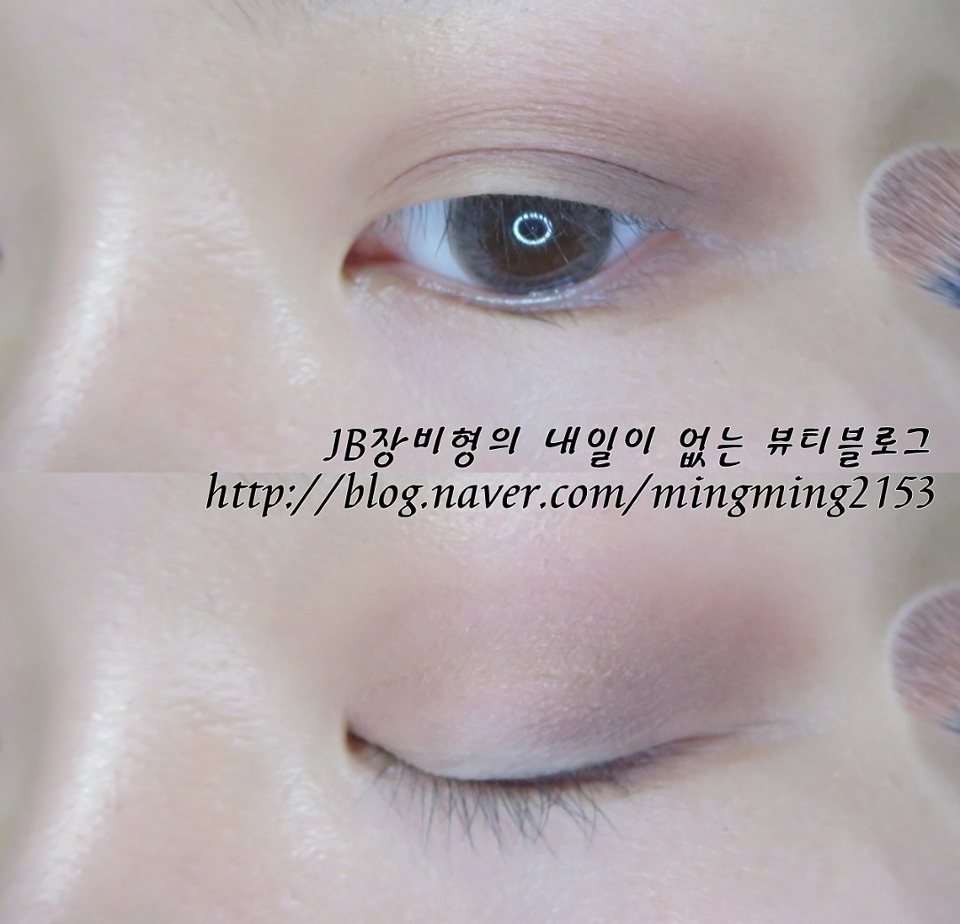 브라운 색상을 너무 크거나 높지 않게 한 이유는 

그 경계선을 이렇게 
더스키팔레트의 정가운데 로즈컬러로 
풀어주려고 한 거 랍니다 !! (씽크빅돋아)