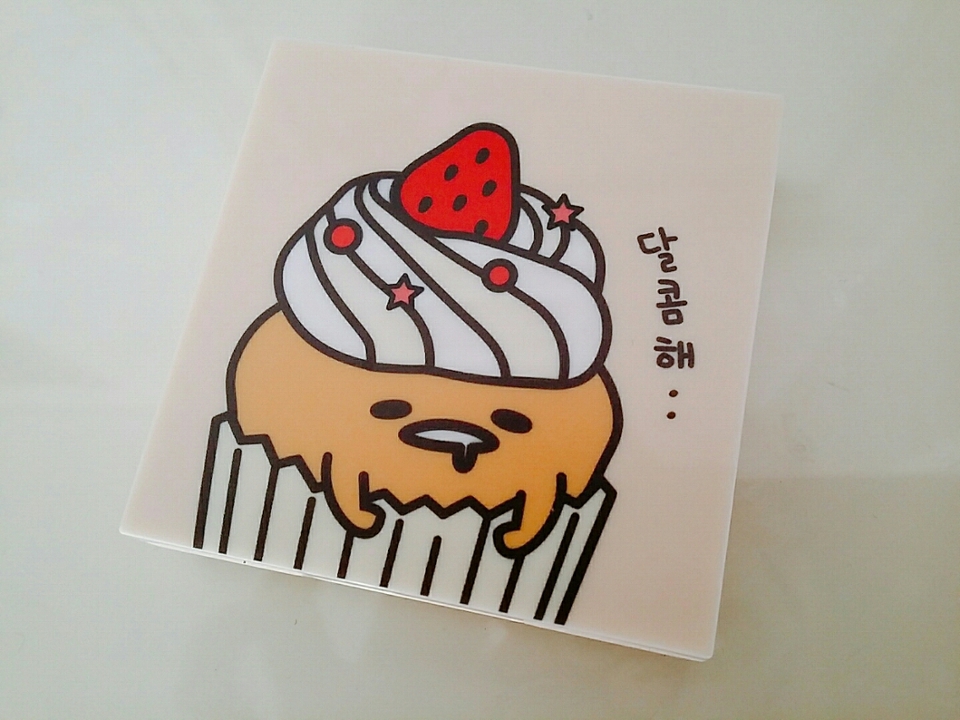 본품은 따로 포장상자없이 섀도우 단품만 있어요~ 귀여운 구데타마 캐릭터가 더쿠들 마음 취향저격..☆ 케이스는 튼튼한 편이고 안에 거울도 내장되어 있습니다~