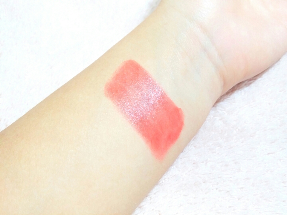 손목에서는 맑은 느낌으로 표현 되는데 핑크2방울에 코랄 1방울을 떨어트리고 오렌지를 0.5방울 떨어트린 느낌? 전체적으로는 핑크코랄이라고 보시며될것같아요ㅎㅎㅎ