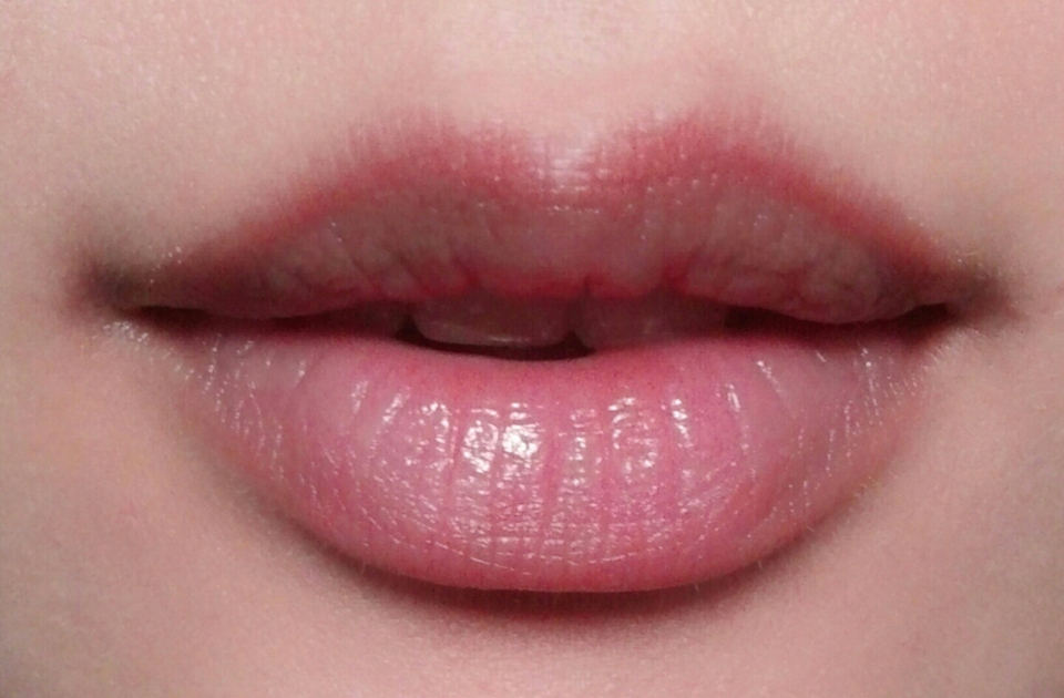 립밤을 바르니 확실히 생기와 볼륨감이 살아나네요^^ 바를때 느낌이 참 좋더라구요// 아래 한번 슥 위에 한번 슥 문지르면 끝이고 느낌이 단단한 젤리같달까~*ㅎㅎㅎ