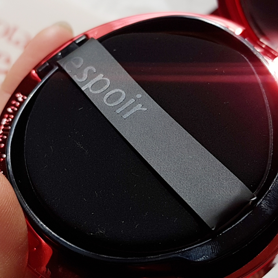 내용물 뿐만 아니라 안에 내장돼있는 퍼프도 좋았아요!!
에스쁘아가 또 숨겨진 퍼프 맛집이잖아요....
너무 도톰하지도, 얇지도 않은 딱 적당한 두께에 폭신폭신해서 피부에 닿는 촉감도 좋고 밀착도 잘 되더라고요!
퍼프 안에 내용물도 잘 먹는데, 뱉는 것도 일정하고 적당한 양으로 뱉어서 양조절 하기 쉬운 퍼프였어요!
비벨벳 커버 쿠션과 궁합도 잘 맞더라고요.
파우더리한 제형의 비벨벳 커버 쿠션의 장점을 더 극대화 시켜주는 것 같았어요 ㅎㅎ