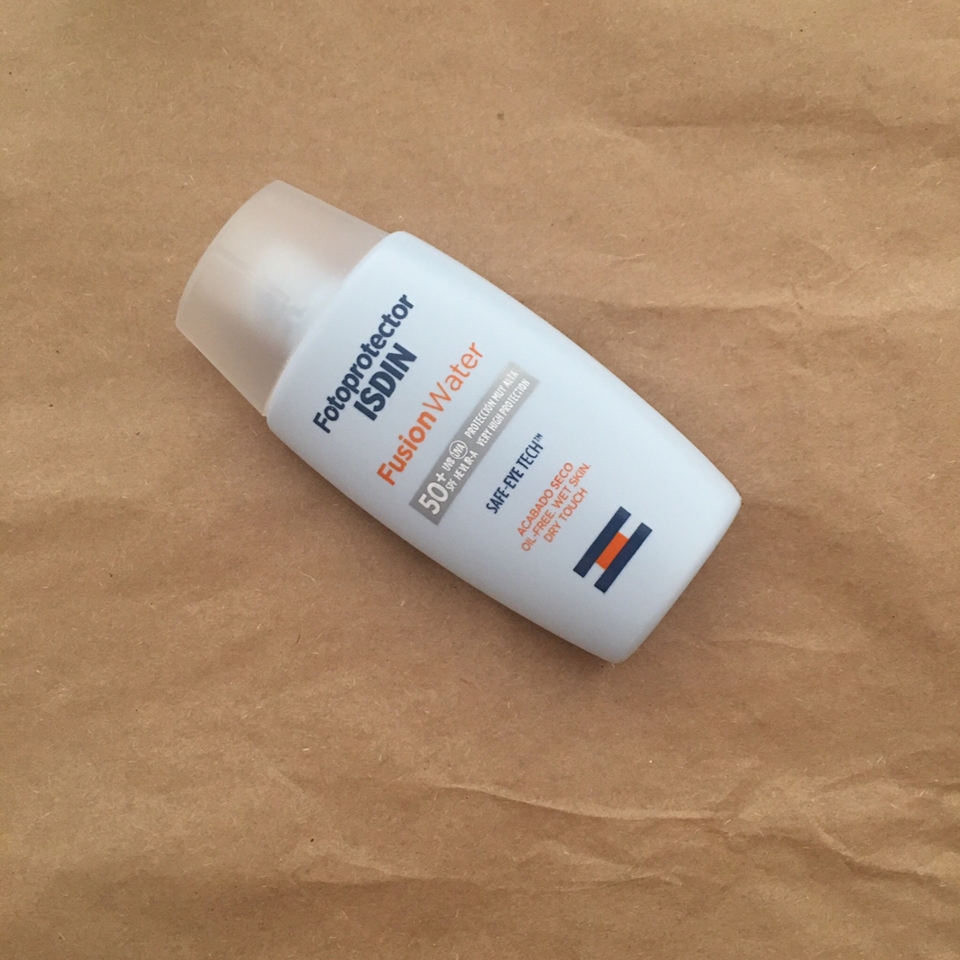 언파룸파들은 스페인 하면 가장 먼저 떠오르는게 무엇인가요? 저는 뜨거운 태양이 가장 먼저 떠올라요 
스페인 태양은 정말 뜨거워서 선제품이 많이 발달되어 있어요
남부 해변은 “꼬스따 델 솔 (Costa del sol)” 태양의 해변이라고 불릴 정도로 정말 뜨겁거든요 
스페인 No.1 선케어 브랜드 이스딘 입니다 (2017년도 트립어드바이저에서는 전세계 여행객들이 선호하는 스페인 브랜드로 선정되기도 했답니다) 
한국에서 잘 알려지지 않아서 유명하다는 것도 몰랐지만 스페인에 5년동안 살면서 현지 친구들에게 가장 많이 추천받았던 브랜드라 사용해 보게 되었어요 
실제로 스페인 화장품 가게, 길거리 약국 진열대에 항상 있어요 
이 제품을 만나기 전까지는 선케어 유목민이었는데 그동안 6통 넘게 사용하며 정착중이에요 
🌟개인적인 소견이지만 이 제품을 능가하는 선제품은 아직 없는듯 합니다🌟
가끔 호기심에 다른거 써보고 항상 다시 돌아오게 돼요


♥️제품 소개♥️
☀️혼합자차
☀️SPF 50+
☀️모든 피부용
☀️보송한 마무리
☀️오일 Free
☀️눈 보호
☀️물 저항
☀️빠른흡수