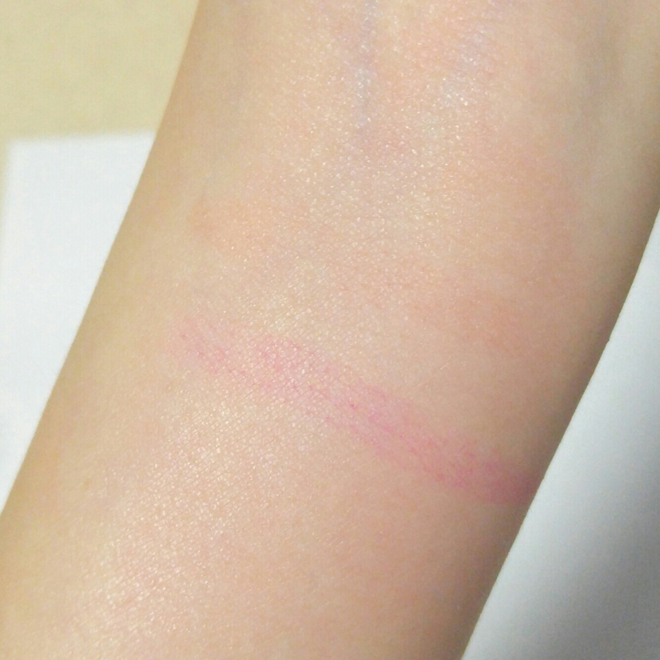 리무버로 진짜 빡빡 닦았어요... 진짜 열심히 닦으니까 이정도로 지워지네요! 
나름 클렌징도 잘 되는 거 같아서 만족스럽네요 😍






그럼 이제부터 입술 발색샷 보여드릴게요~


먼저 댄싱레드부터!