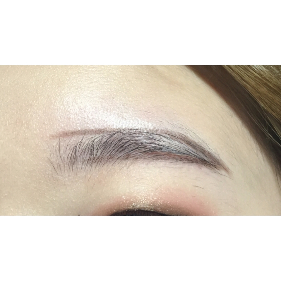 그리고 눈썹 아래를 앞쪽부터 끝까지 일자로 쭉 그어주세요