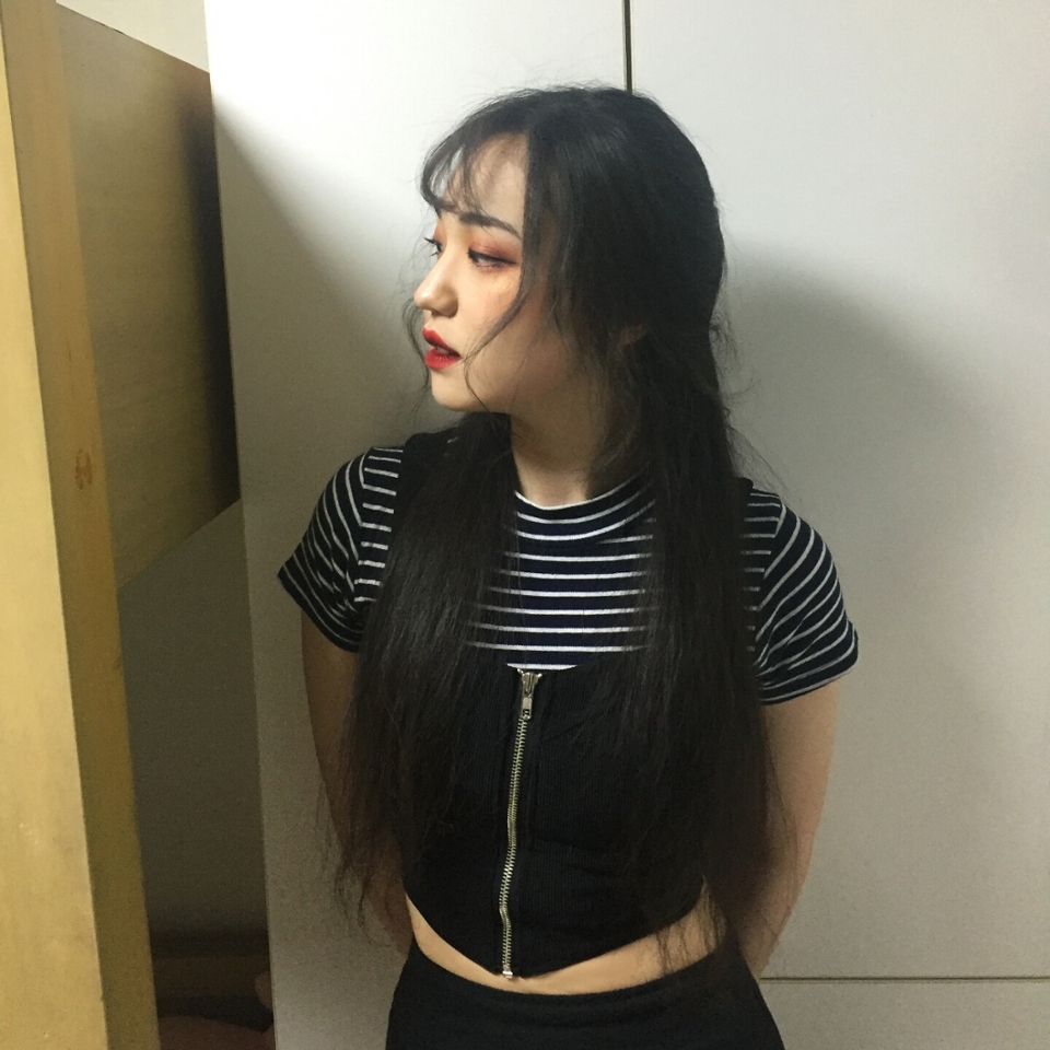 이 사진이 실제와 비슷하게 나왔어요! 분위기에 맞춰서 옷도 입어봤는데... 살 빼야겠군요 하하... 그래도 배에 힘 준다고 준 것 같은데...흠

다들 메이크업 마음에 드셨을 지 모르겠네요ㅎ
한 번 뷰티팁 준비해볼게용

감사합니다 ^^😘😘😘