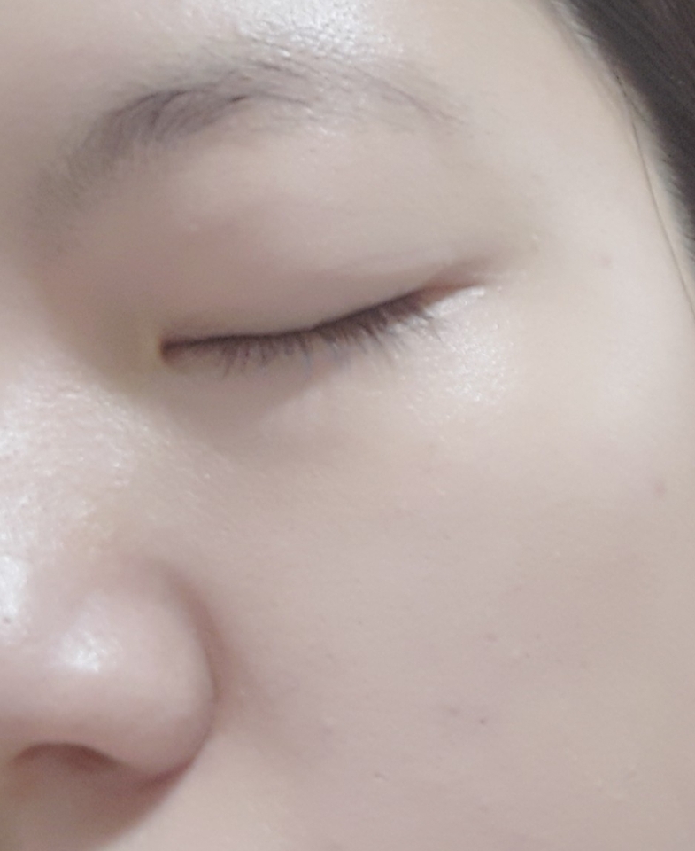 픽서+파데, 촉촉하게 발리는데 픽서기능이 있다는게 신기했고 그 위에 파데를 바르니 자연스러운 윤광피부~~!ㅎㅎ