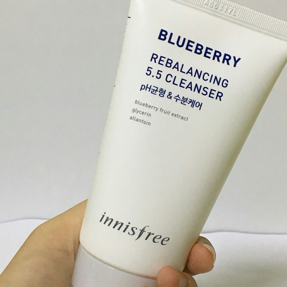 ::이니스프리 블루베리 리밸런싱 폼클렌징::
얘도 위에것과 같이 동일한 이유구요 약산성이라 세정이 잘 안될수있어요 저같은 경우에는 아침에는 물세안 집와서 클렌징워터로 슥 닦고 폼클렌징씁니당 화장안할때에는 클렌징워터 안써요 반응좋으면 클렌징루틴이랑 메이크업제품들 소개할게용