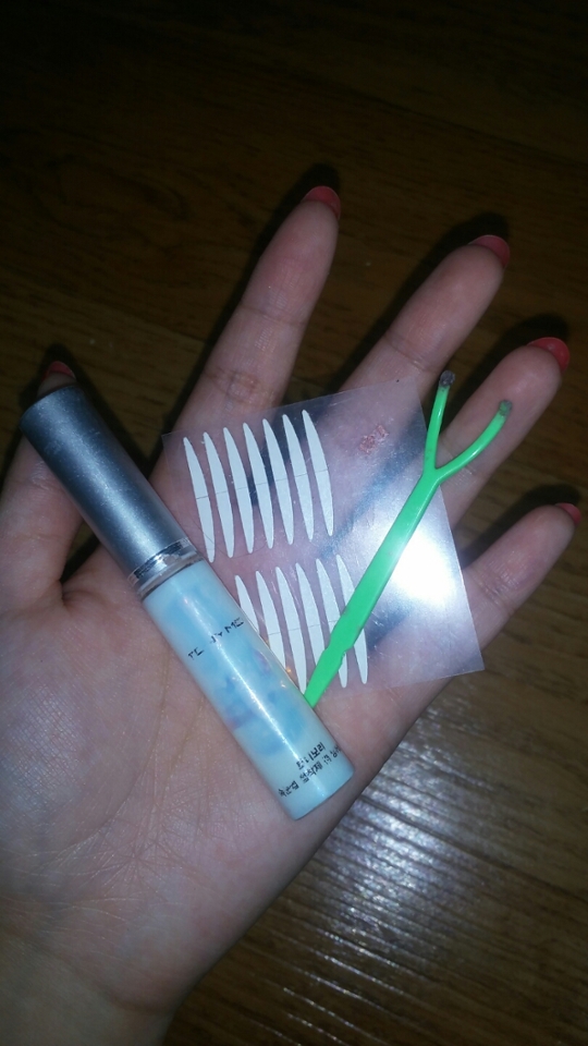 쌍액과 쌍테입니다! 가끔 원래잇는 쌍꺼풀이 풀릴때 해서 들고다닙니다!