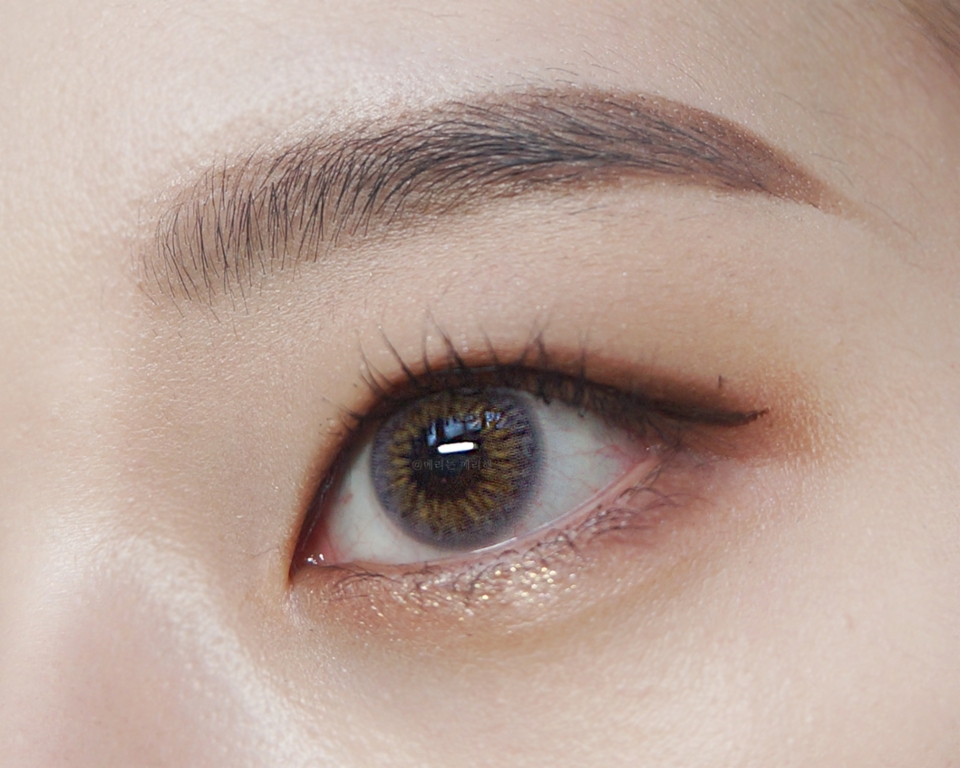 눈 앞꼬리에 아까 바르고 브러쉬에 남은 섀도우로 앞트임 효과를 주세요