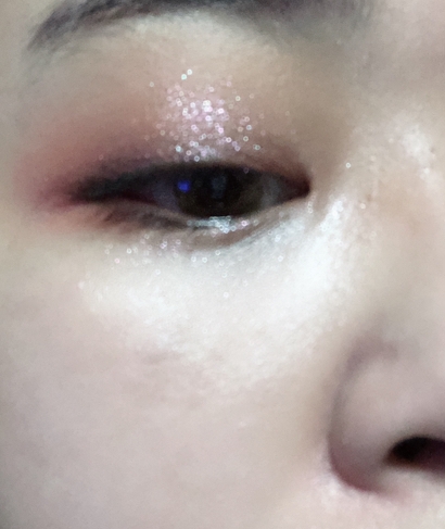 히든코랄 을 눈두덩 전체적으로 베이스 깔아주고
코랄에 푸른빛 펄감이 보이던 렛츠코랄 색상을
조금 범위를 좁혀서 발라주고 눈두덩과 언더 애교살에
라이크미를 발라줬습니다 평상시에 핑크만 좋아하고
코랄은 무조건 안 어울린다고 생각하고 멀리했는데
넘 마음에 들더라구요