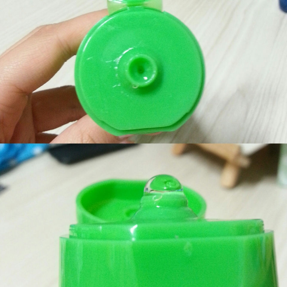뚜껑을 열며 수딩젤이 나오는 구멍이 있고 살짝 힘을 줘서 눌러주면 투명한 오이 수딩젤이 뽁 튀어나와요!! 튜브타입이라 양조절하기 쉬워요.!!!