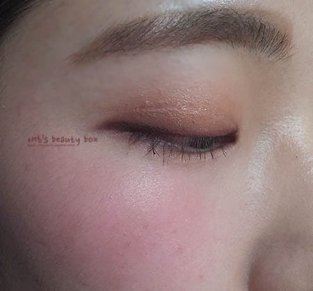 제형도 제형이지만 마무리감이 살짝 매트한 느낌이 돌아서 피부상태가 그대로 보이는 경향도이 조금 있지만 예쁩니다!

제품에 펄이 섞여있어서 빛을 받을때마다 광이 촤르르 흐릅니다!! 예뻐요!!! ㅋㅋㅋㅋㅋㅋㅋ