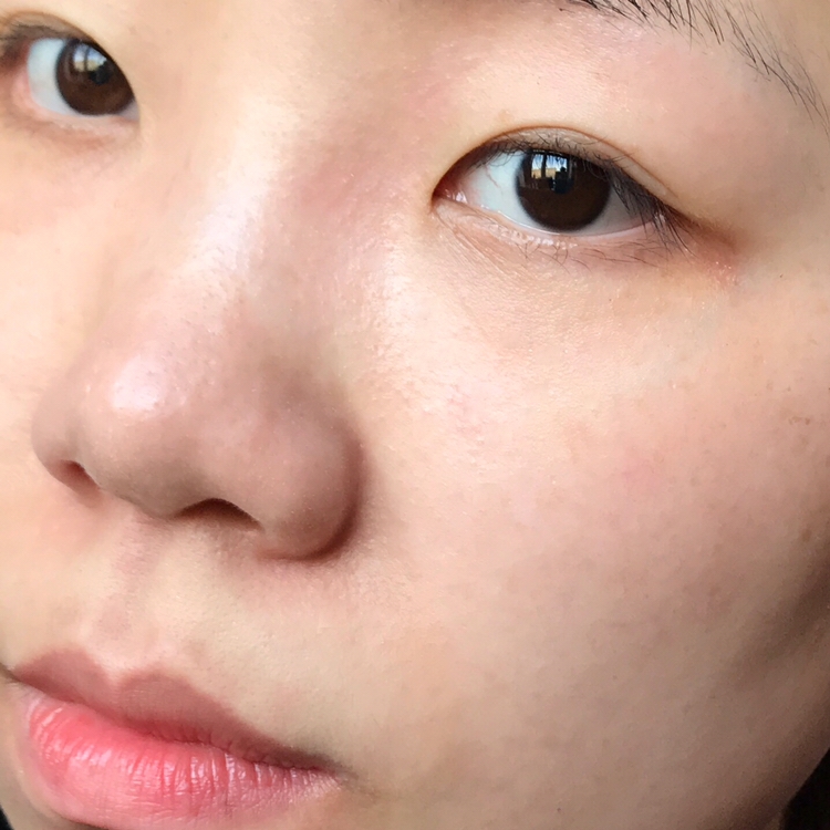 기초만 마친 쌩얼상태입니다!
요 파데 제품이 기본적으로 촉촉한 타입이라 기초를 너무 과하게 하는것 보단 산뜻하게 해주시는게 좋을것 같아요. 