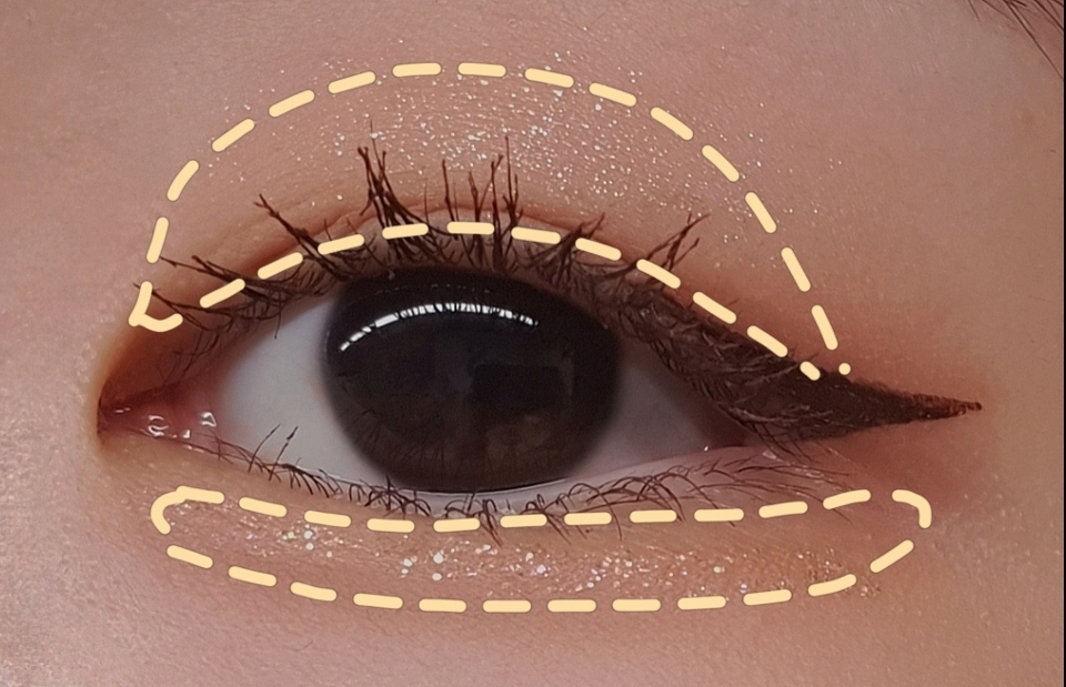 먼저 롬앤 말린 버들꽃 팔레트에서 베이스 색상인 크리미 버들을 눈두덩이 전체와 애굣살에 펴발라주세요!

피부색과 가장 비슷한 섀도우를 먼저 발라놔야 다른 색상을 얹었을때 발색이 더 고르게 나오더라구요.