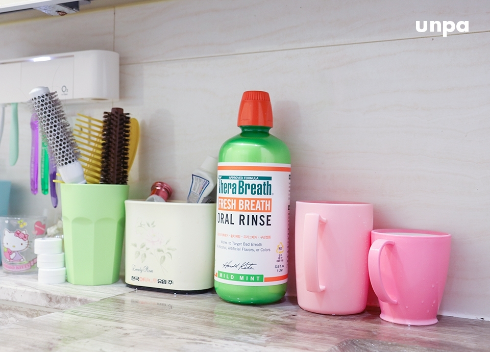 자극적이지 않고 순한 사용감을 가지고 있는 제품이라,
타사 다른 가글들이 너무 세다! 하는 우리 언파룸파들에게
꼭 꼭 속는셈 치고 써보라고 하고 싶은 가글이야
에디터는 집 욕실에 두고 온가족이 사용하고 있는데,
잇몸 약하신 울 할무니도 아주 잘 사용하고 계셔