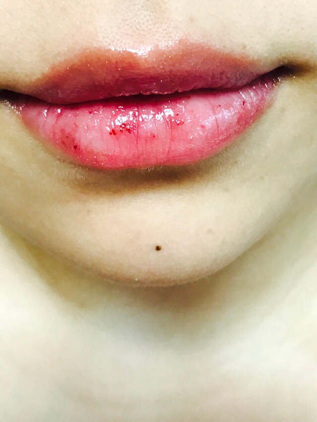 건조한 입술에 얹어주면 광택이나고 촉촉하게 발색되요
하지만 각질들을 완벽히 케어하지는 못해요