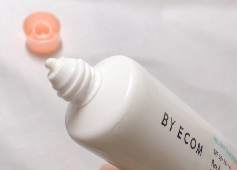 공기로부터의 노출이 가장 적은 튜브형이라
제품이 쉽게 상하거나 할 염려도 적어서 매우 위생적
으로 쓸 수 있다는 것도 장점 ** 
입구 크기도 적당해서 적당량이 나와서
 쓸 때마다 양 조절로 인한 스트레스를 덜게 되네요.(여러모로 만족쓰)
