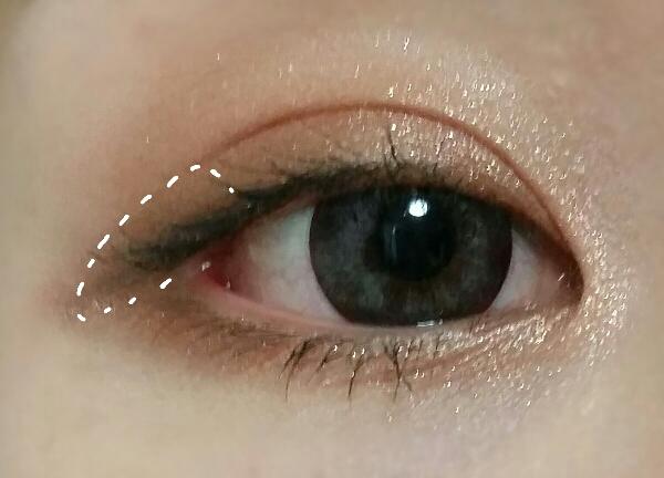 점선된부분에 #어퓨미네랄모노섀도우를 진하게채워준뒤 아이라인을 취향것그리고 마스카라를 빡시게 해주면 끄읏!!엄청간단하고쉽죠?!!! 