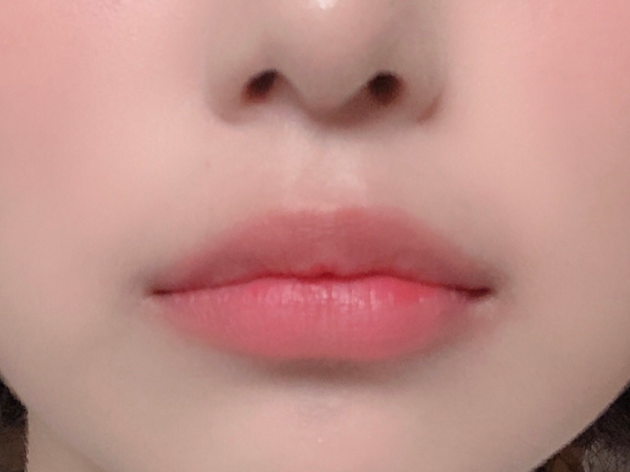 일단 생입술을 준비하세용
화장솜으로 유분을 닦아내주세용

핫투팁)메이크업하실때 촉촉한 립밤이나 바세린을 바르고 립 메이크업 하기 직전 화장솜으로 닦으면 정말 좋아요ㅎㅎ
