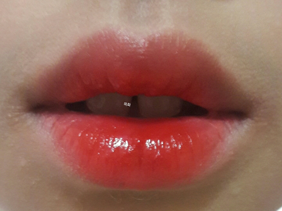 아리따움-컬러레스팅틴트 댄싱레드 

오렌지레드색상으로 입술 안쪽만발라서 그라데이션을해줍니다
이때 중앙에만발라서 볼륨감을 살려주는것도 이뻐요