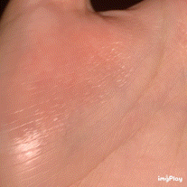 *촉촉함 테스트*

피치향 그런거 상관없이 정말 촉촉해요!
매끈한 느낌도 들고 바르고 몇분이 지나면 각질이 불어나서
면봉이나 휴지같은걸로 쓰윽 닦아내시면 앵두같은
입술을 가지실수있으실거에요~!

그리고 밤에 자기전 립밤을 바르고 주무시면 아침에
입술이 정말 각질없이 깨끗하다고하네요!
(그냥 생각날때마다 바르기로합시다 ㅎ)

