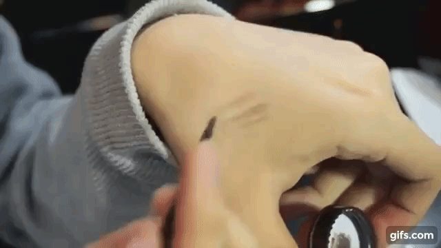 두번째로 장점으로 이 부분 때문에 심슨님께 젤브로우를 추천해드리고 싶었어요.

젤타입이라는 고정관념과는 다르게 파우더처럼 자연스럽게 발색되며
맨살에 그렸을때도 저렇게 강한 픽싱력을 가집니다!

또 마구 문질러도 잘 지워지지 않아요. 
클렌징 전에는 왠만하면 잘 지워지지 않는다고 하네요!

실제로 촬영이 끝나고 한참 뒤 집에 왔을때도 저 자국이 그대로 있었답니다.