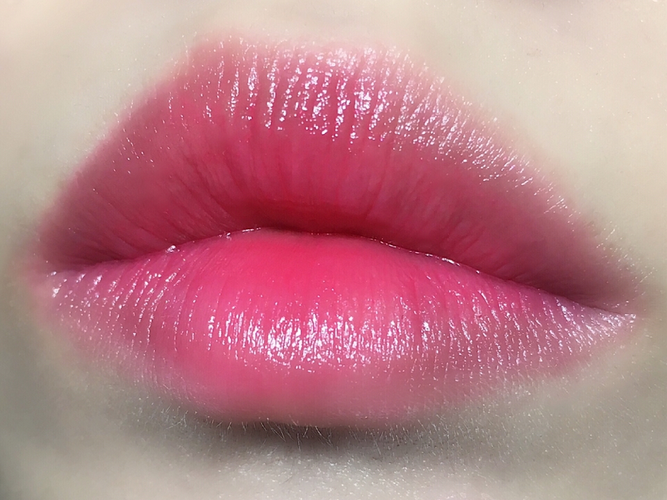 게다가 요런 제형은 요플레 현상이 있는 경우가 많은데,

이 제품은 전혀 그러지 않았어요!!!



색도 색이지만 제품자체가 너무 맘에 든 부담스럽지 않은 글로시립이였어요!!


조만간... 또 다른 색 리뷰를 보실 수 있지 않을까 싶어요🥰
정말 강추!!!! 드립니당❤️